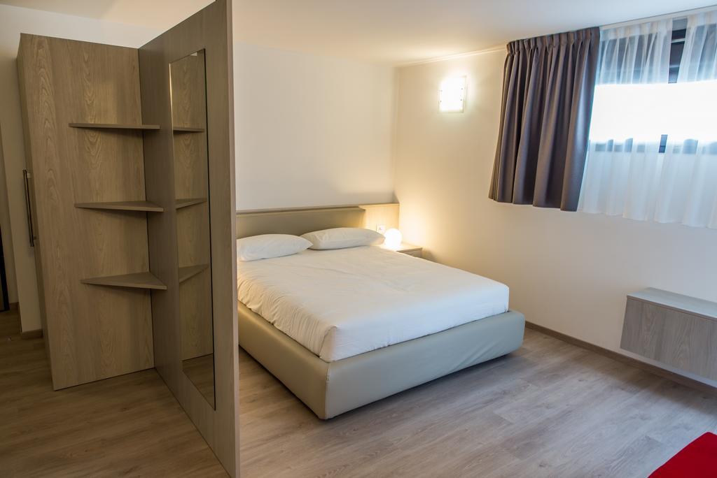 Residenza Luigina Διαμέρισμα Βαρένα Δωμάτιο φωτογραφία